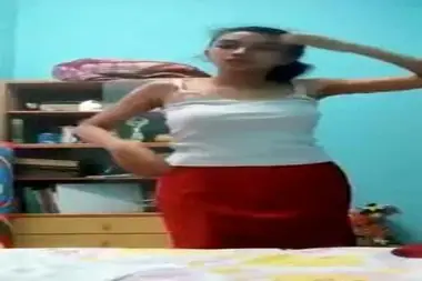 Momen Kasmaran Mahasiswi Berbaju Merah